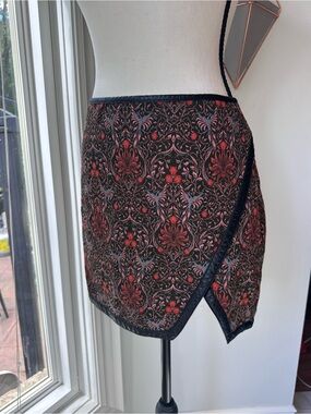 VINTAGE Y2K EXPRESS Black and Red Jacquard Tapestry Faux-Wrap Skirt Size 8